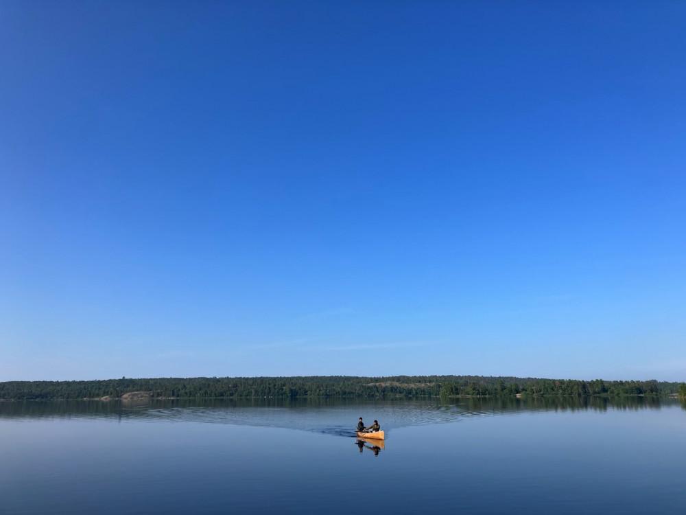 学生们在伊利荒野野外站参加巴勃罗·托拉尔的环境正义暑期课程, Minnesota.